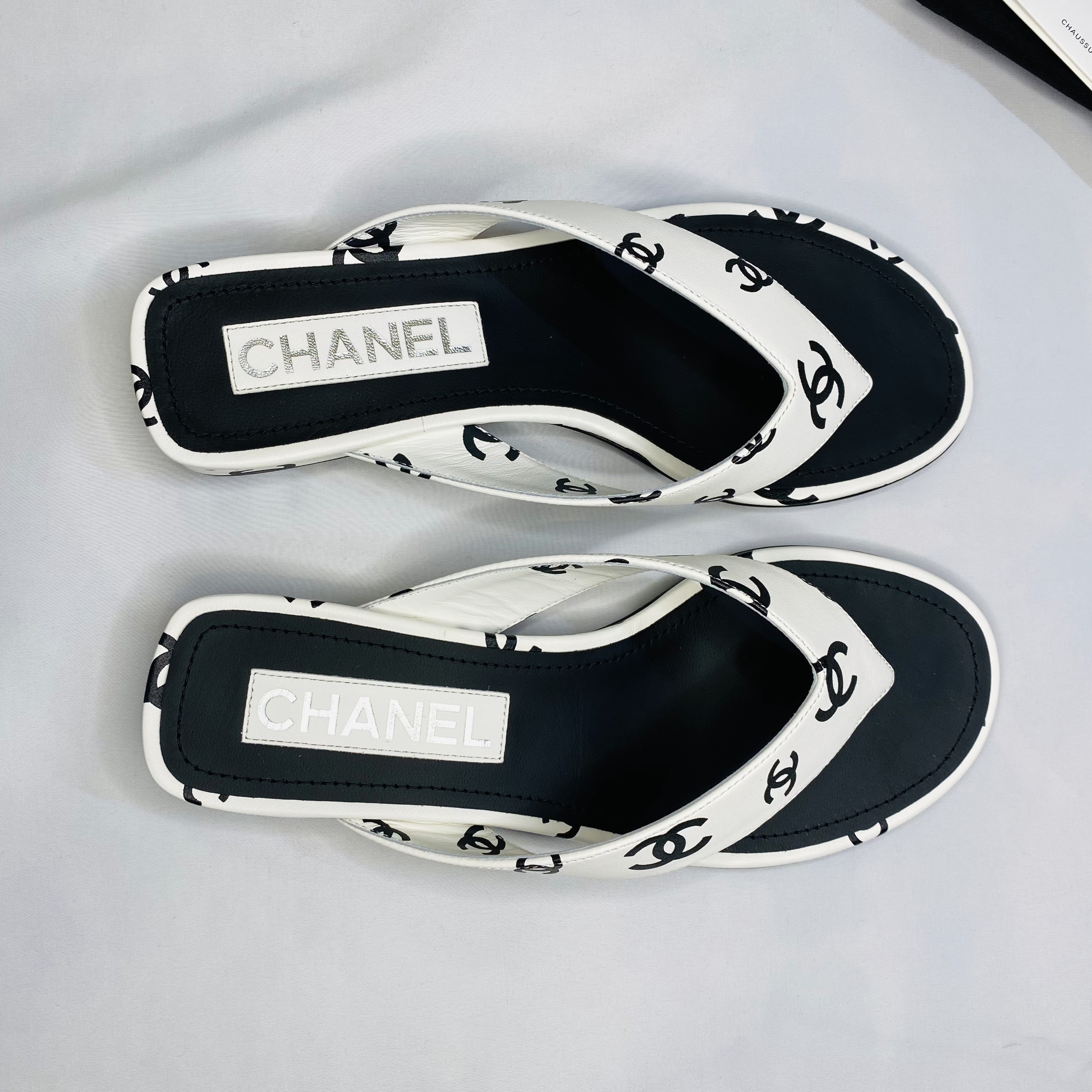 【CHANEL】CC logo print lambskin flat sandal | Picnic
